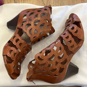 RASOLLI BROWN CUTOUT SHOOTIES.   NEW IN BOX.